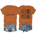 Vista dettagliata della stampa Senior Class of 2027 su t-shirt arancione girocollo da donna - Taglia S / Top / arancio bruciato (scritta nera)