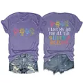Vista dettagliata fronte e retro di t-shirt viola stampata con pantaloncini di jeans - Taglia S / Top / Viola