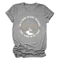 T-shirt graphique gris pour femme avec paysage de désert et paroles de chanson - S / Hauts / Gris foncé