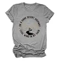 Gros plan d'un t-shirt gris avec imprimé graphique vintage de route du désert et paroles - S / Hauts / Gris Foncé (Impression Noire)