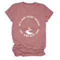 Détail d'un t-shirt rose poudré avec imprimé graphique d'autoroute dans le désert - S / Hauts / Or rose
