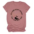 Gros plan d'un t-shirt rose poudré avec graphique de route du désert et paroles - S / Hauts / Or Rose (Lettres Noires)