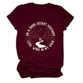 Vue détaillée de l'imprimé 'Dark Desert Highway' sur un t-shirt bordeaux doux pour femme. - S / Hauts / Bordeaux