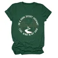 Détail d'un t-shirt femme vert foncé avec graphique de route du désert et texte. - S / Hauts / Vert Vintage