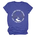 Vue détaillée de l'imprimé graphique d'autoroute du désert sur un t-shirt bleu pour femme - S / Hauts / Bleu Vintage