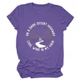 Détail d'un t-shirt violet avec un graphique d'autoroute du désert et paroles - S / Hauts / Violet