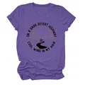 T-shirt violet à col rond avec imprimé graphique On a Dark Desert Highway et désert - S / Hauts / Violet (Lettres Noires)