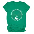 Gros plan détaillé du t-shirt vert émeraude pour femme avec un imprimé graphique de désert - S / Hauts / Vert Foncé