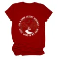 Gros plan détaillé sur le motif vintage de l'autoroute du désert sur un t-shirt rouge femme - S / Hauts / Rouge (Texte Blanc)