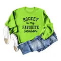Detail van neongroen sweatshirt met Hockey Is My Favorite Season opdruk - S / Tops / Fluorescerend Groen (Zwarte Print)
