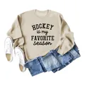 Beige sweatshirt met 'Hockey Is My Favorite Season' letterprint ontwerp close-up - S / Tops / Zand (Zwarte Print)