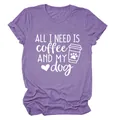Λεπτομέρεια ενός μωβ κοντομάνικου t-shirt με 'All I need is coffee and my dog' - S / Tops / Μοβ (Λευκή Γραμματοσειρά)
