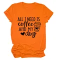 Λεπτομερής προβολή της στάμπας 'All I Need Is Coffee and My Dog' σε πορτοκαλί βαμβακερό μπλουζάκι - S / Tops / Πορτοκαλί