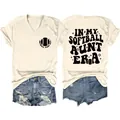 Detailansicht des 'In My Softball Aunt Era' Aufdrucks auf einem beigen V-Ausschnitt-T-Shirt - S / Oberteile / Sandfarben