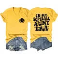 Detailansicht des gelben V-Ausschnitt T-Shirts mit dem In My Softball Aunt Era Grafikdruck - S / Oberteile / Gelb
