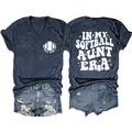 Vorder- und Rückansicht des In My Softball Aunt Era T-Shirts mit Denim-Shorts - Marineblau
