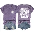 Vorder- und Rückansicht eines lila V-Ausschnitt T-Shirts mit Softball Aunt Era Aufdruck - Lila (Weißer Druck)
