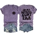 Detailansicht von Vorder- und Rückseite des In My Softball Aunt Era T-Shirts - Lila (Schwarzer Druck)