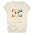 Primer plano del diseño 'Vintage Art Teacher' en camiseta crema de cuello redondo - S / Tops / Arena