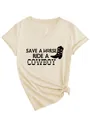 Detail van de Save a Horse Ride a Cowboy-print op een beige dames-T-shirt met V-hals - S / Tops / Zandkleur