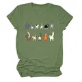 Vista dettagliata della simpatica illustrazione del gatto su una t-shirt in cotone verde. - Taglia S / Top / Verde oliva