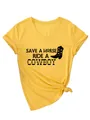 Detail van geel T-shirt met V-hals en de 'Save a Horse Ride a Cowboy' tekstprint. - S / Tops / Geel
