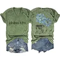 Vista detallada de camiseta verde con cuello en V e impresiones gráficas en ambos lados - Verde Oliva (Gráfico Negro)