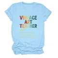 Κοντινό πλάνο της εκτύπωσης 'Vintage Art Teacher' σε ένα γαλάζιο γυναικείο μπλουζάκι - S / Tops / Ανοιχτό μπλε