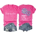 Detalle de la camiseta rosa de cuello en V para mujer con eslogan Kindness Is Free - Rojo Rosa (Gráfico Blanco)
