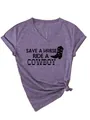 Detailopname van V-hals T-shirt met cowboy-slogan en afbeelding van een laars. - S / Tops / Paars (Zwart Lettertype)