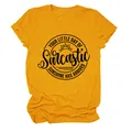 Detailweergave van de 'Your Little Ray of Sarcastic Sunshine' print op geel t-shirt - S / Tops / Mosterdgeel (Zwart Lettertype)