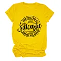 Detailopname van geel t-shirt met 'Your Little Ray of Sarcastic Sunshine' opdruk - S / Tops / Geel