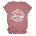 Detailopname van de sarcastische zonnestraalgrafiek op een mauve T-shirt met ronde hals - S / Tops / Roségoud