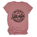 Detailweergave van roze T-shirt met ronde hals en Sarcastic Sunshine-opdruk. - S / Tops / Rozegoud (Zwart Lettertype)
