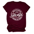 Detail van een bordeaux T-shirt met ronde hals en de Sarcastic Sunshine tekstprint. - S / Tops / Bordeauxrood