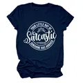 Detail van de 'Your Little Ray of Sarcastic Sunshine' graphic op navy blauw t-shirt - S / Tops / Marineblauw