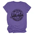 Detailweergave van een paars dames T-shirt met sarcastische sunshine grafische print - S / Tops / Paars (Zwarte Lettertype)