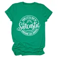 Detailopname van een groen dames t-shirt met een witte Sarcastic Sunshine grafische print - S / Tops / Donkergroen