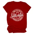 Detail van de witte Sarcastic Sunshine grafische print op een rood dames t-shirt - S / Tops / Rood (Wit Lettertype)