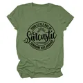 Detail van groen T-shirt met zwarte 'Ray of Sarcastic Sunshine' tekstprint. - S / Tops / Olijfgroen (Zwart Lettertype)