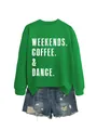 Λεπτομέρεια πράσινης μπλούζας με στάμπα 'Weekends Coffee & Dance' και τζιν σορτς - S / Tops / Πράσινο φούτερ (λευκό μοτίβο)