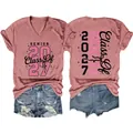 Detailansicht des V-Ausschnitt T-Shirts „Senior Class 2027“ mit Glitzerdruck vorne. - Altrosa