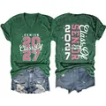 Vorder- und Rückansicht des grünen V-Ausschnitt Senior 2027 T-Shirts mit Jeans-Shorts - Vintage Grün