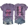 Vorder- und Rückansicht des lila Senior Class 2027 T-Shirts mit V-Ausschnitt und Jeans - Violett Grau
