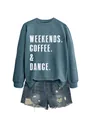 Λεπτομέρεια μπλε φούτερ με κείμενο 'Weekends. Coffee. & Dance.' και τζιν σορτς - S / Tops / Μπλε (Λευκή εκτύπωση)