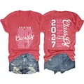 Vorder- und Rückansicht des roten Senior Class 2027 V-Ausschnitt Tees mit Jeansshorts - Rot