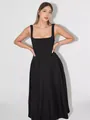 Elegantes schwarzes ärmelloses Midikleid mit quadratischem Ausschnitt und schmaler Passform - S / Oberteile / Schwarz
