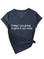 Detaillierte Nahaufnahme eines grauen V-Ausschnitt T-Shirts mit weißem Textdruck-Design - S / Oberteile / Marineblau