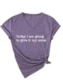 Detail des lila T-Shirts mit V-Ausschnitt und weißem Motivations-Slogan-Aufdruck. - S / Oberteile / Lila