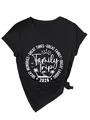 Primer plano del estampado gráfico de playa Family Trip 2026 en una camiseta negra de cuello en V - Negro (Fuente Blanca)
